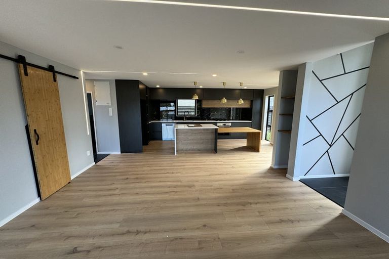 Photo of property in 2a Maunder Place, New Lynn, Auckland, 0600