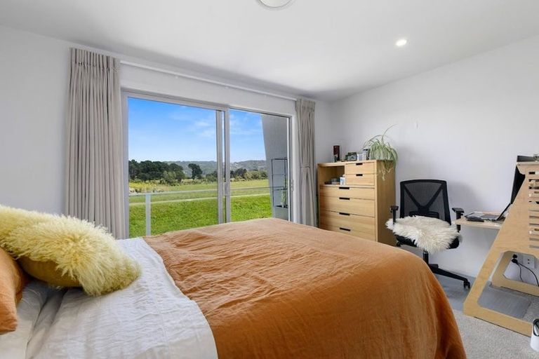 Photo of property in 12 Harena Way, Moera, Lower Hutt, 5010