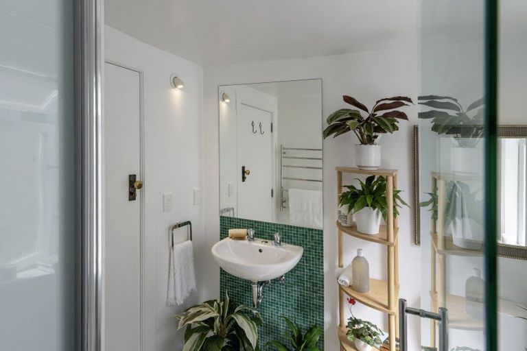 Photo of property in 8 Glen Road, Kelburn, Wellington, 6012