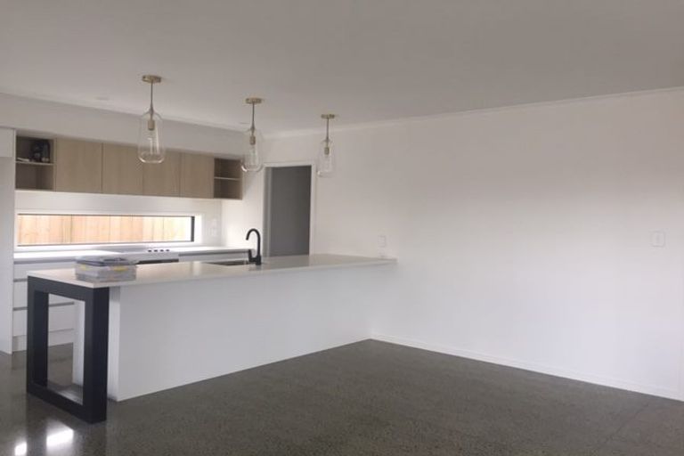 Photo of property in 42 Vinistra Road, Kumeu, 0810