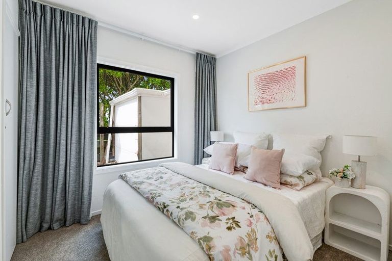 Photo of property in 12a Eagle Place, Red Beach, 0932