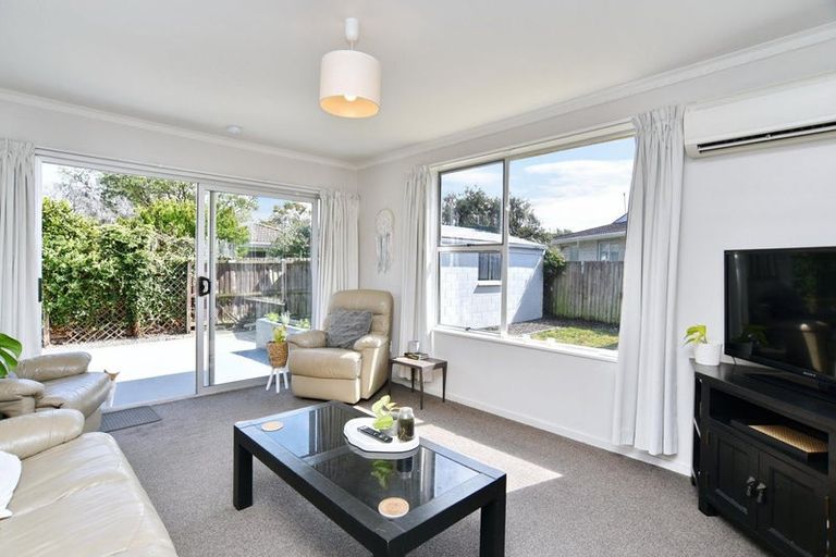 Photo of property in 2/90 Queenspark Drive, Parklands, Christchurch, 8083