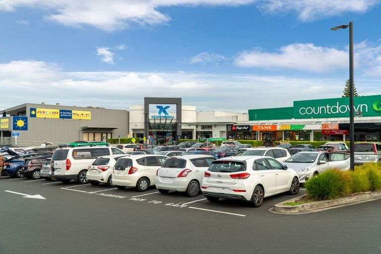 Photo of property in 10 Beaubank Road, Kelston, Auckland, 0602