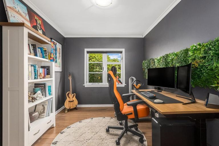 Photo of property in 17 Kiriwai Road, Paremata, Porirua, 5024