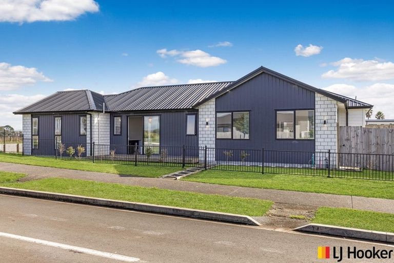 Photo of property in 2 Poutawa Lane, Clarks Beach, 2122