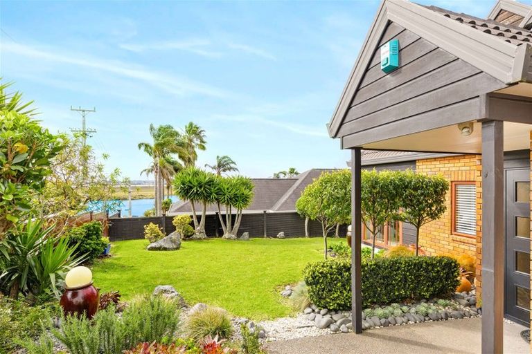Photo of property in 124 Beach Road, Te Atatu Peninsula, Auckland, 0610