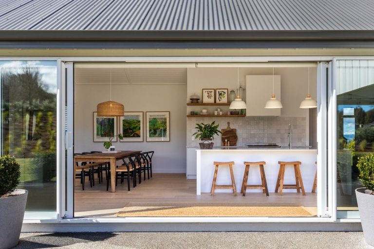 Photo of property in 5 Lens Way, Acacia Bay, Taupo, 3385