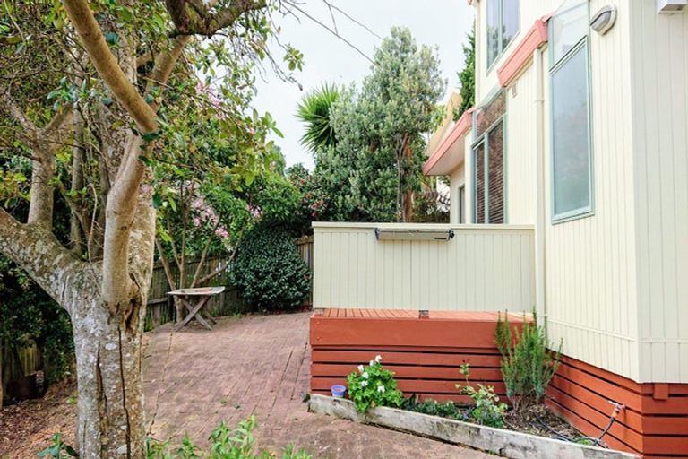 Photo of property in 2/12 Grenadine Place, Unsworth Heights, Auckland, 0632