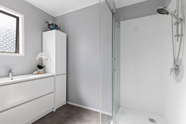 Photo of property in 3 Iris Place, Clendon Park, Auckland, 2103