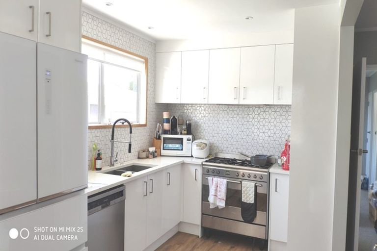 Photo of property in 15 Kelman Road, Kelston, Auckland, 0602