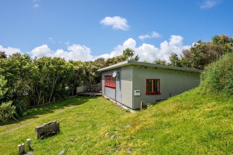 Photo of property in 42 Sarah Street, Waikawa Beach, Levin, 5573