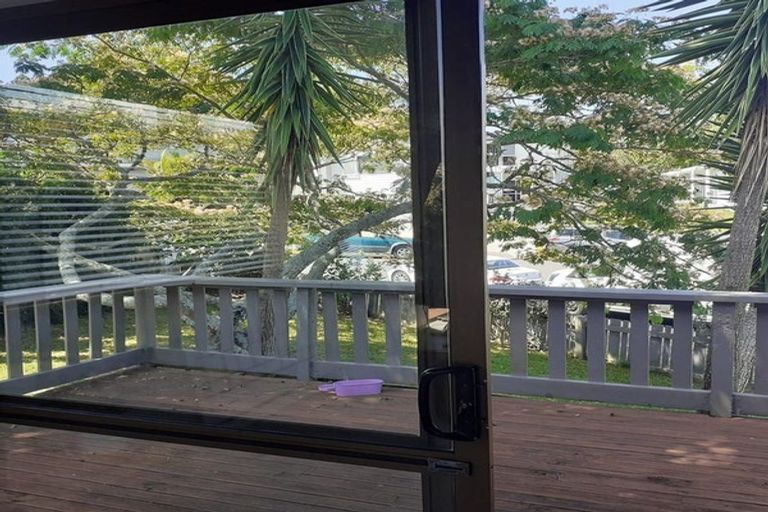 Photo of property in 36 Deverell Place, Northcross, Auckland, 0632