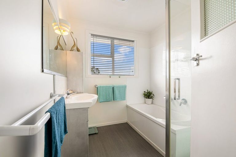 Photo of property in 31 Covil Avenue, Te Atatu South, Auckland, 0610