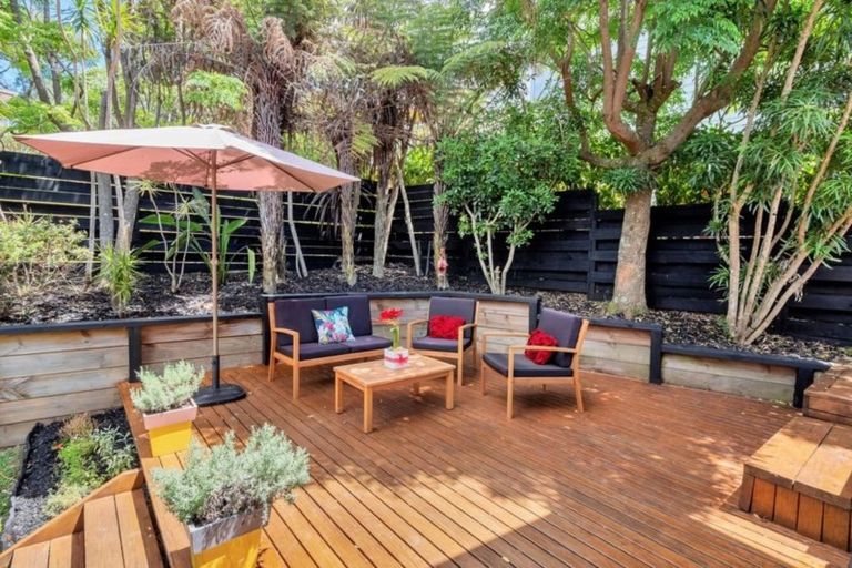 Photo of property in 2/8 Cranston Street, Torbay, Auckland, 0632