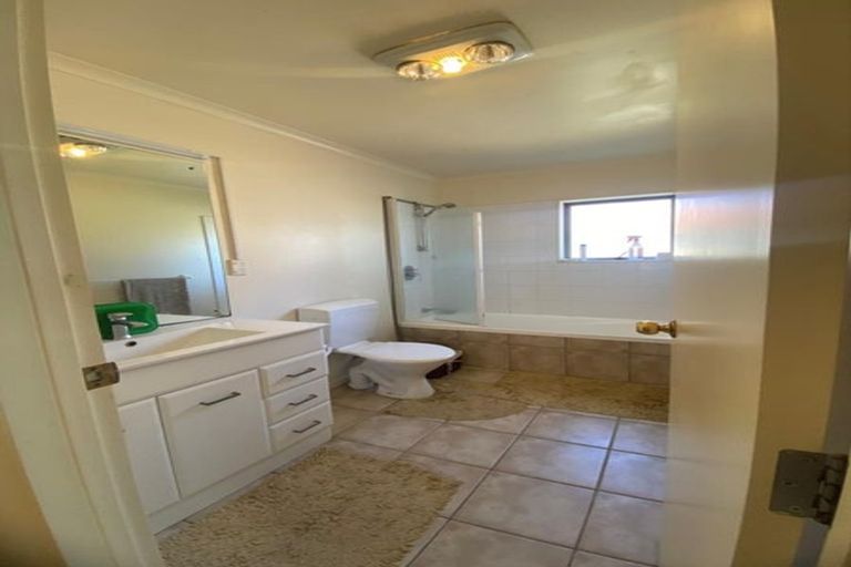 Photo of property in 10 Wheaton Place, Glen Eden, Auckland, 0602