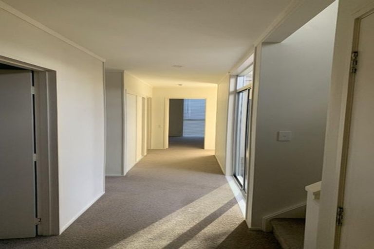 Photo of property in 2 Christensen Place, Forrest Hill, Auckland, 0620