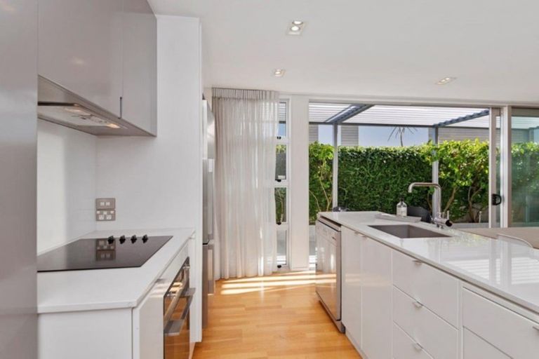 Photo of property in 2/184 Peterborough Street, Christchurch Central, Christchurch, 8013