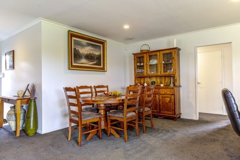 Photo of property in 97 Farnborough Drive, Grandview Heights, Hamilton, 3200