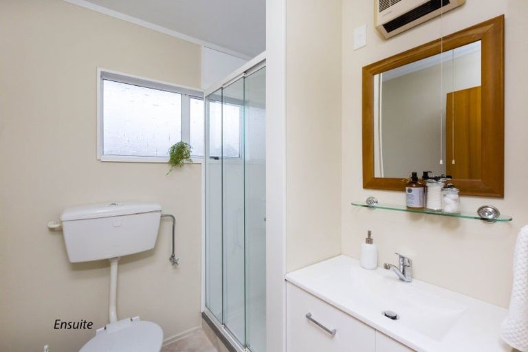 Photo of property in 1 Deller Grove, Silverstream, Upper Hutt, 5019