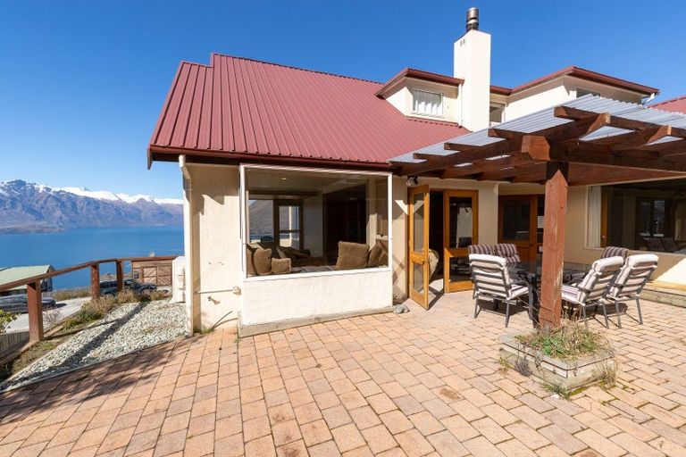 Photo of property in 141 Wynyard Crescent, Fernhill, Queenstown, 9300