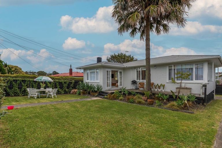 Photo of property in 79 Farquhar Road, Glendene, Auckland, 0602