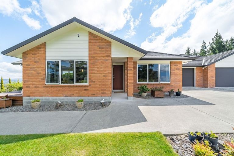 Photo of property in 1 Valley View Way, Timberlea, Upper Hutt, 5018