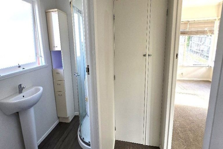 Photo of property in 1/24 Knights Road, Rothesay Bay, Auckland, 0630