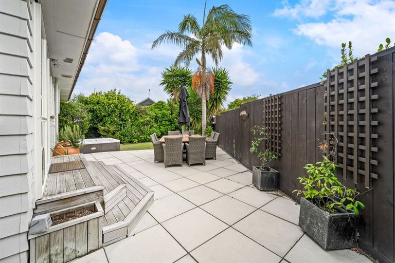 Photo of property in 2/118 East Coast Road, Forrest Hill, Auckland, 0620