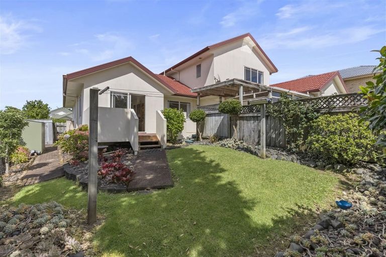 Photo of property in 8 Fulmar Way, Unsworth Heights, Auckland, 0632