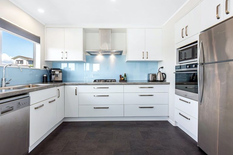 Photo of property in 131 Gloaming Hill, Titahi Bay, Porirua, 5022