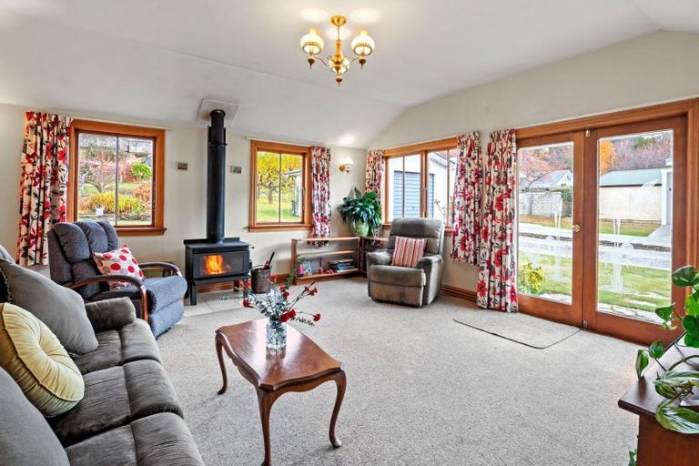 Photo of property in 16 Caernarvon Street, Arrowtown, 9302
