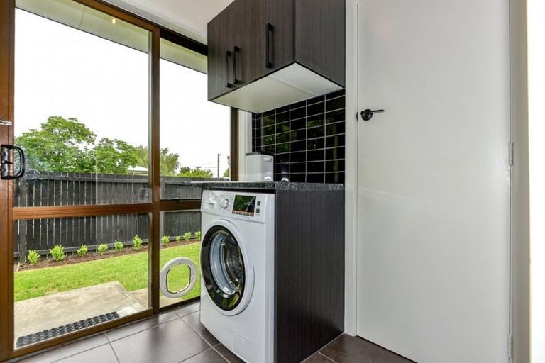 Photo of property in 1 Brookby Crescent, Avonhead, Christchurch, 8042