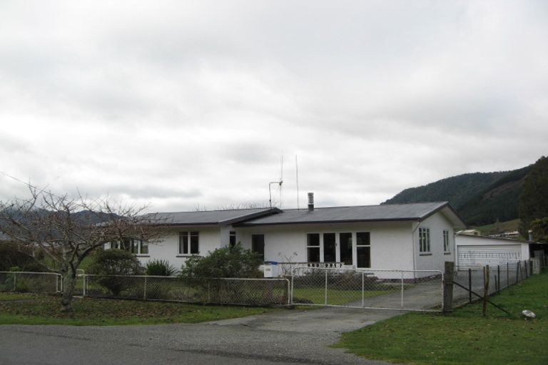 Photo of property in 175 Fairfax Street, Murchison, 7007