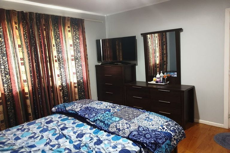 Photo of property in 28 Taupo Street, Green Bay, Auckland, 0604