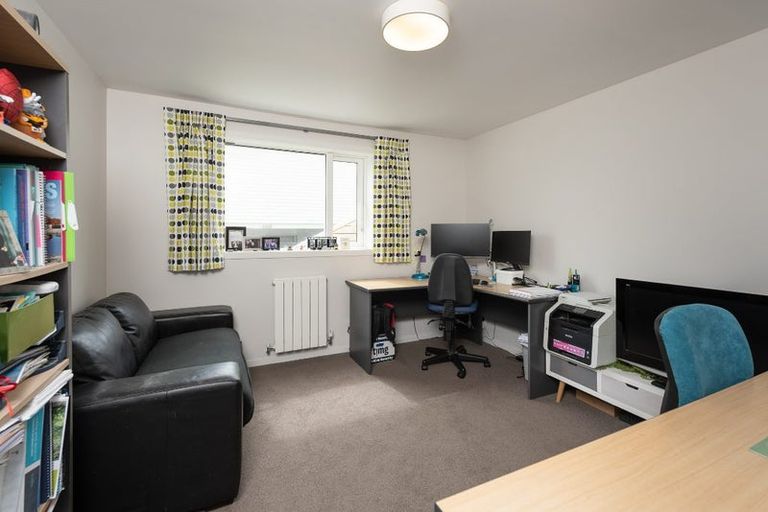 Photo of property in 21 Cheyne Walk, Newlands, Wellington, 6037