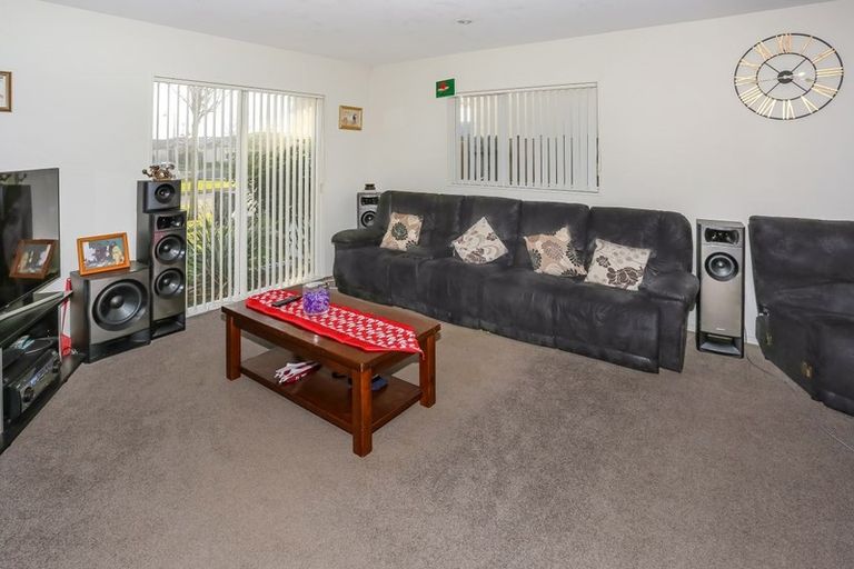 Photo of property in 122 Popokatea Drive, Takanini, 2112