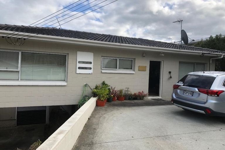 Photo of property in 1/92 Lake Road, Northcote, Auckland, 0627