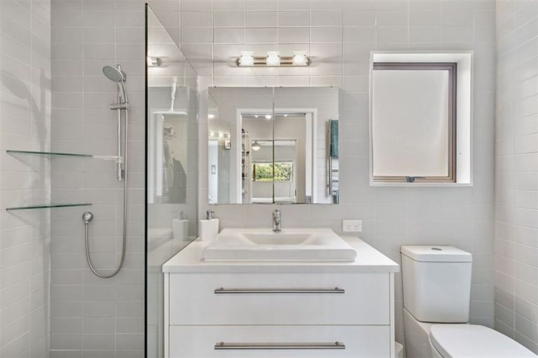 Photo of property in 13 James Evans Drive, Northcote, Auckland, 0627