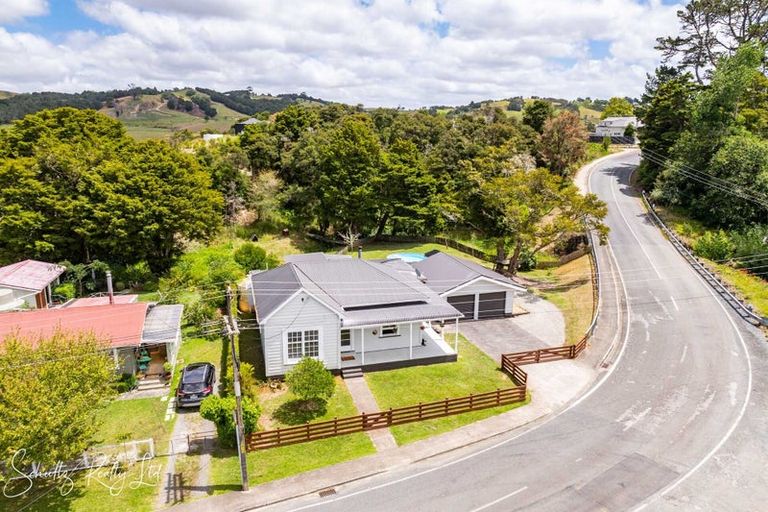 Photo of property in 17 Franklin Road, Paparoa, 0571