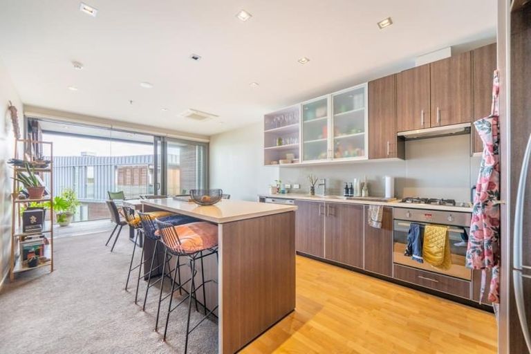 Photo of property in Patent 326 Apartments, 205s/326 Evans Bay Parade, Hataitai, Wellington, 6021