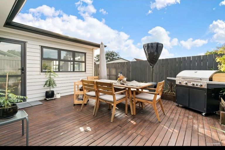 Photo of property in 15a Seaward Place, Wattle Downs, Auckland, 2103