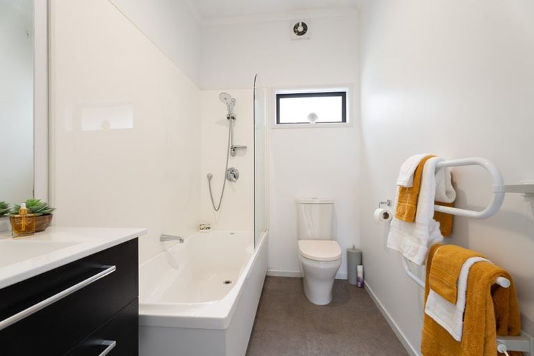 Photo of property in 7 Forbes Lane, Newlands, Wellington, 6037