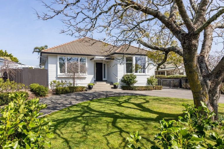 Photo of property in 28 Tauroa Road, Havelock North, 4130