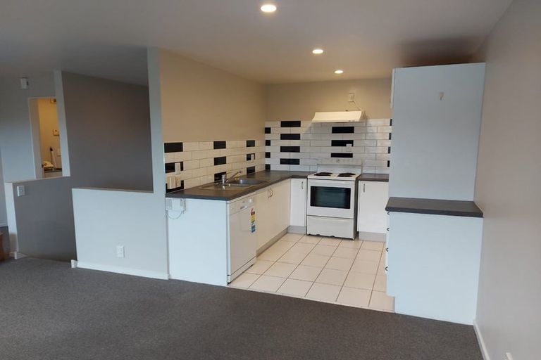 Photo of property in 2/93a Kelburn Parade, Kelburn, Wellington, 6012