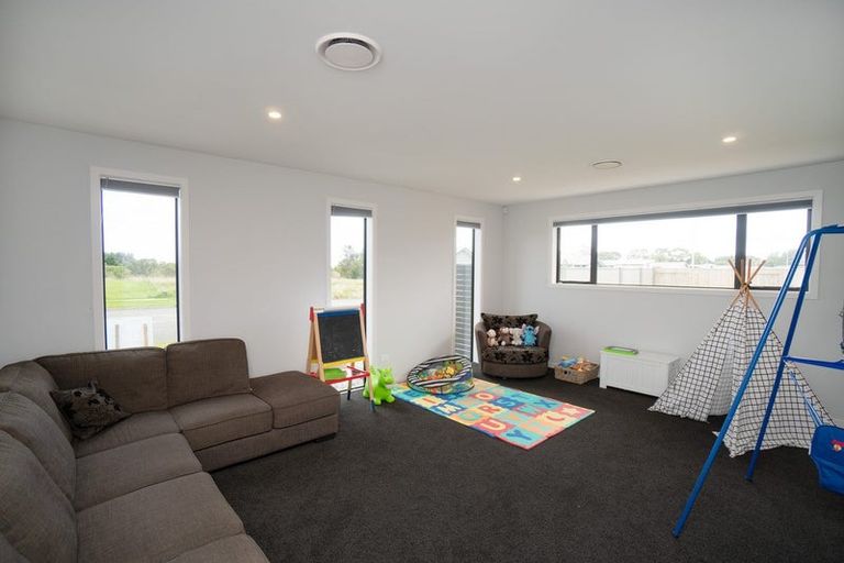 Photo of property in 76 Johnstone Drive, Fitzherbert, Palmerston North, 4410