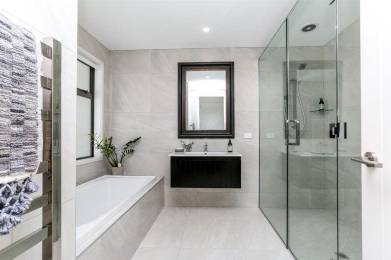 Photo of property in 1 Tupare Place, Highlands Park, New Plymouth, 4312