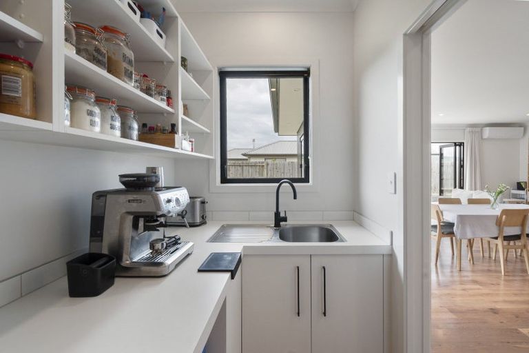 Photo of property in 18 Atlantic Drive, Fitzherbert, Palmerston North, 4410