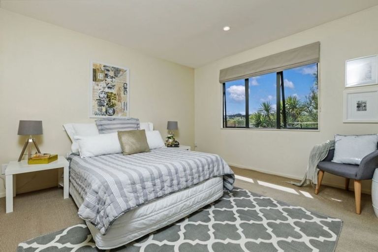 Photo of property in 4/42 Fields Parade, Oteha, Auckland, 0632