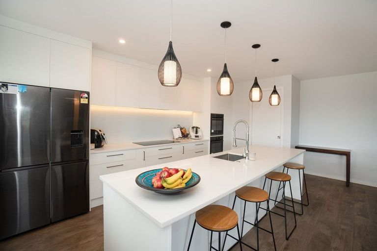 Photo of property in 76 Johnstone Drive, Fitzherbert, Palmerston North, 4410