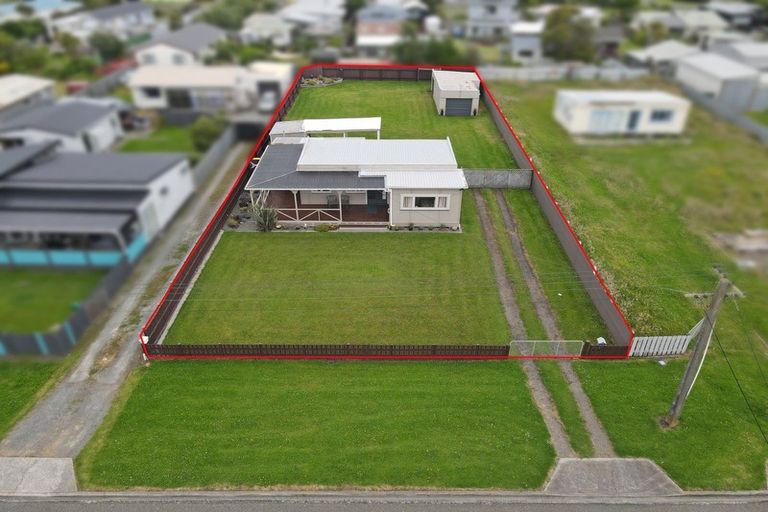 Photo of property in 18 Linklater Avenue, Foxton Beach, Foxton, 4815